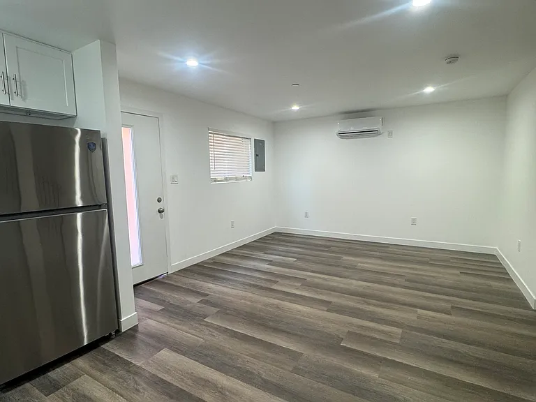 11604 S San Pedro St #3 — Photo 9