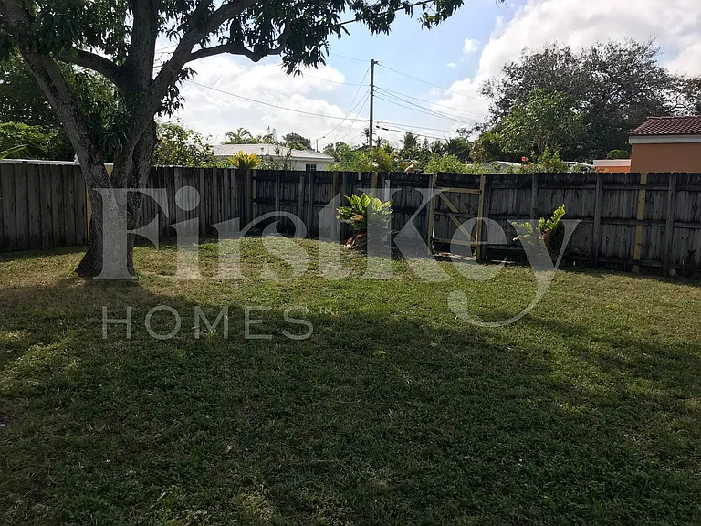 17470 NE 19th Ave — Photo 4