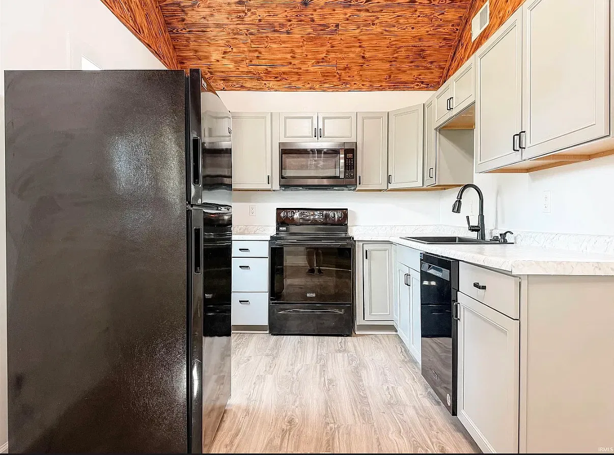 3 bed, 1120 sqft, $1,300 — Photo 3