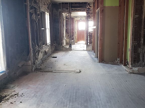 5th image of 632 E Main St