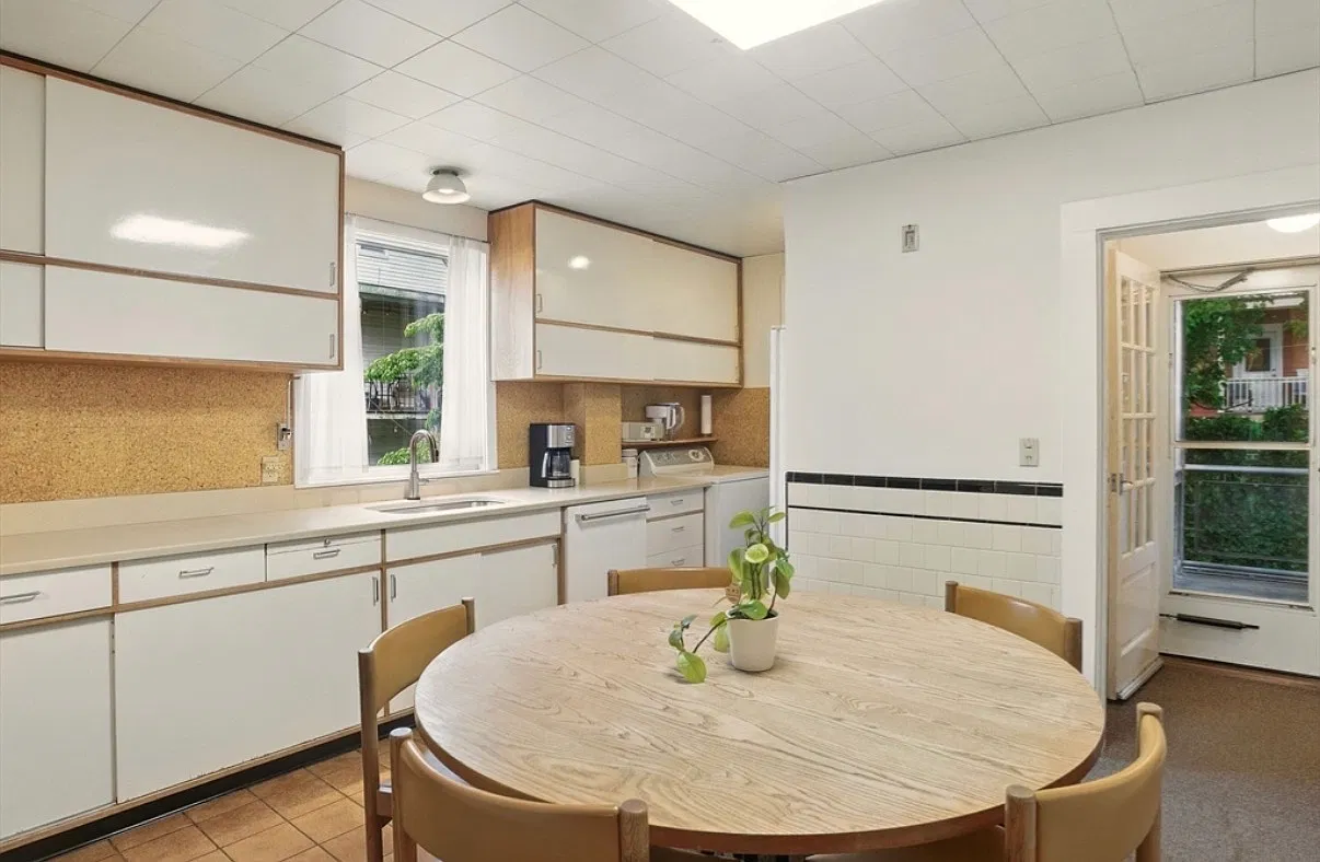 5 bed, 1950 sqft, $6,875 — Photo 1