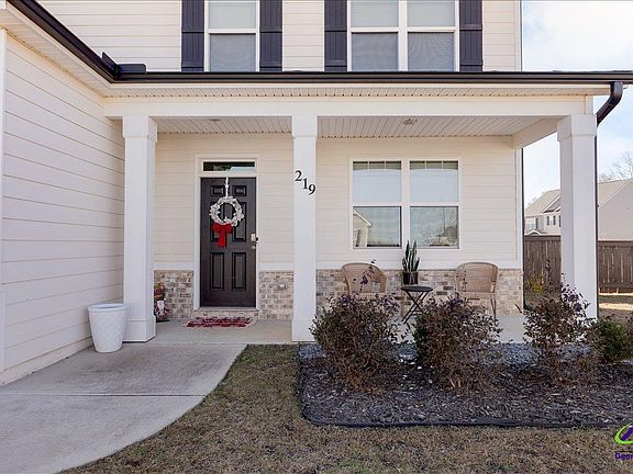 4th image of 219 Barnyard Way