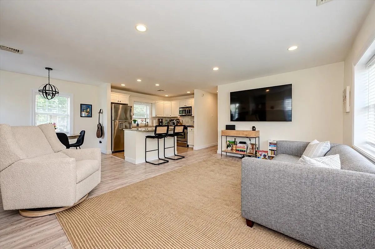 3 bed, 1.5 bath, $4,700 — Photo 3