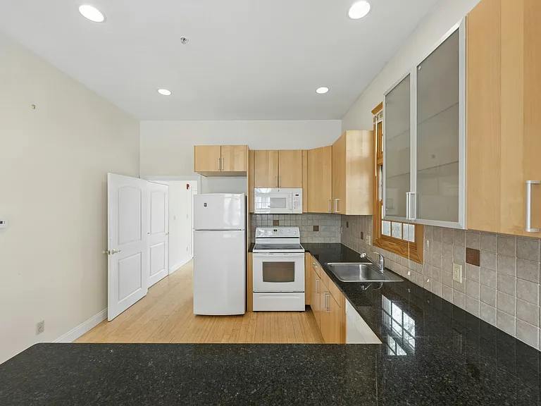 136 Main St #R — Photo 6