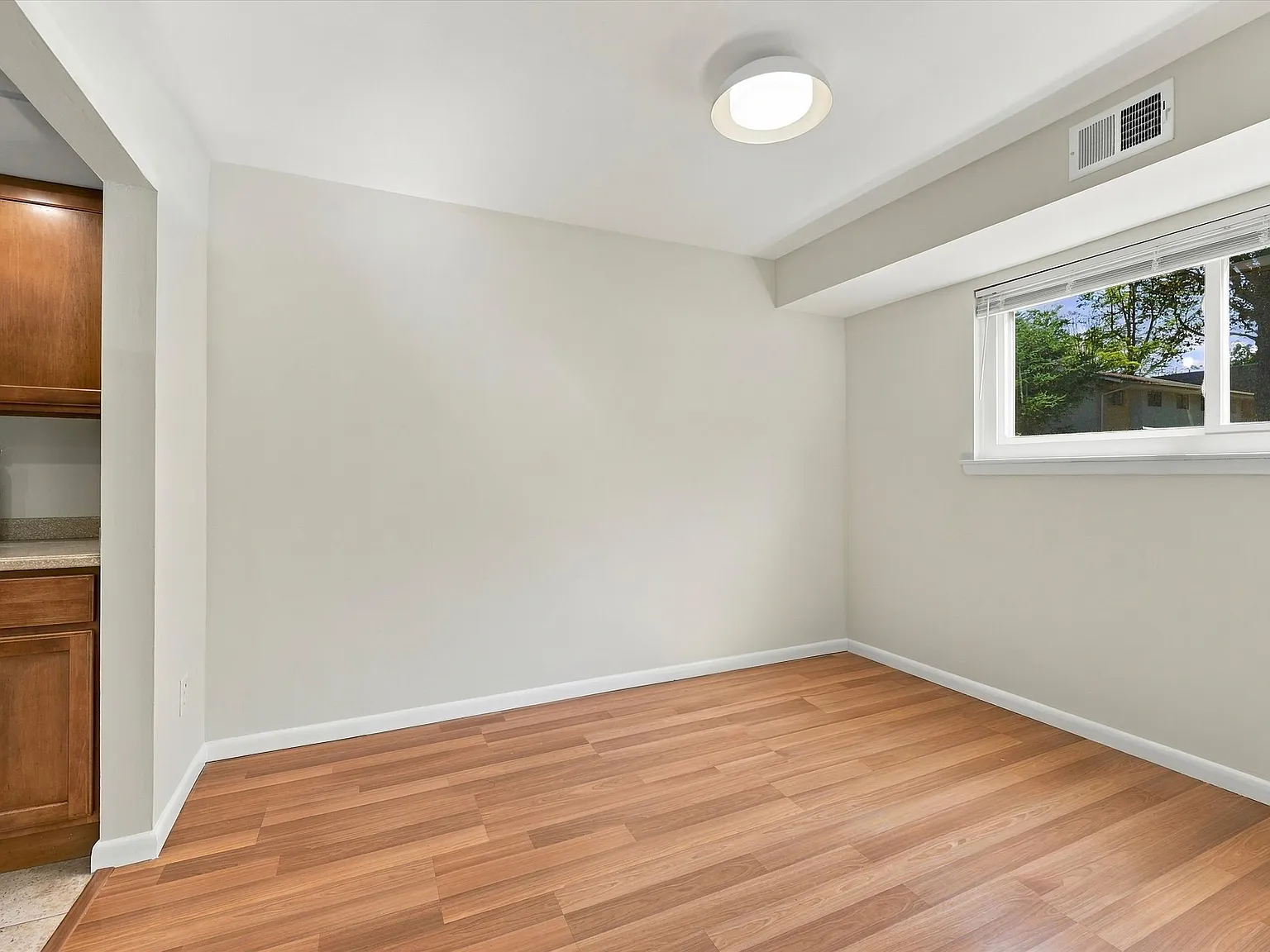 3 bed, 1280 sqft, $2,300 — Photo 4