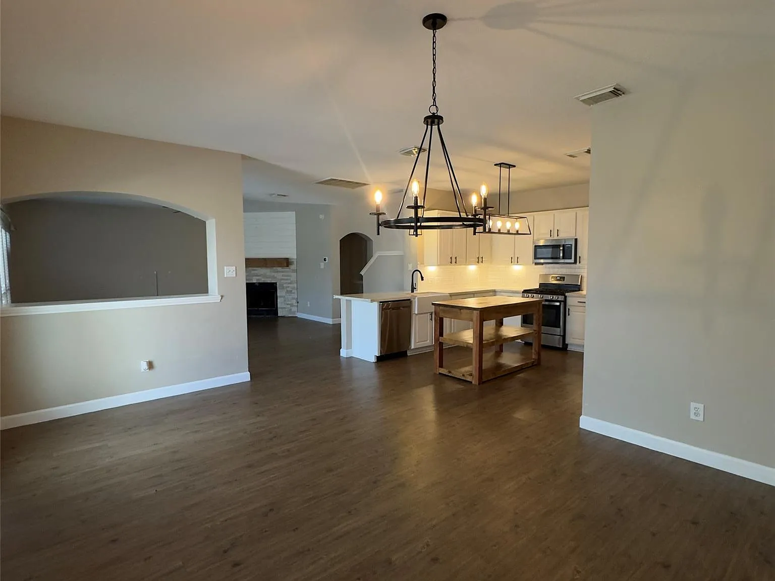 4 bed, 2.5 bath, 2864 sqft, $3,100 — Photo 3