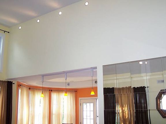 VAULTED CEILING WITH CUST