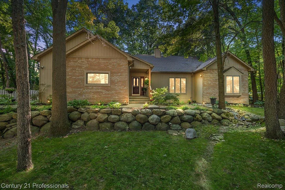 3650 Lakeview Dr photo 1