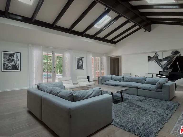 1121 N Beverly Dr — Photo 5