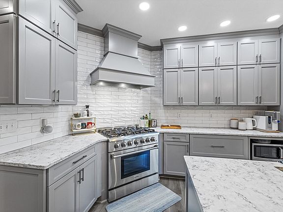 3rd image of 330 Ravenwood Dr