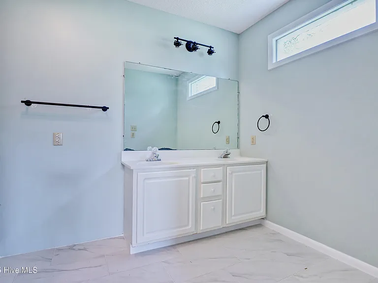 665 Hughes Rd — Photo 21