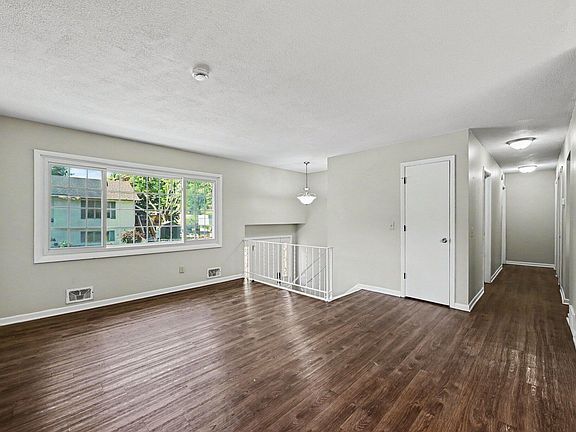 4th image of 401 42nd Ave NE