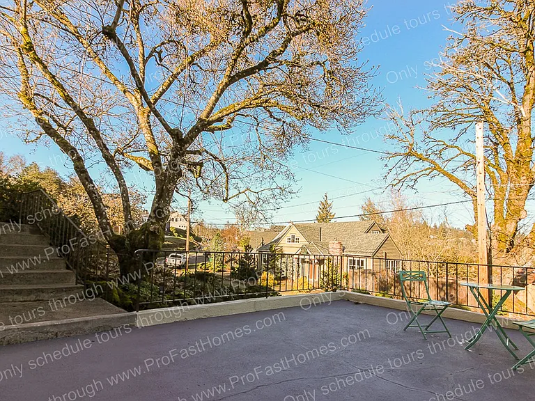 616 SW Moss St — Photo 6