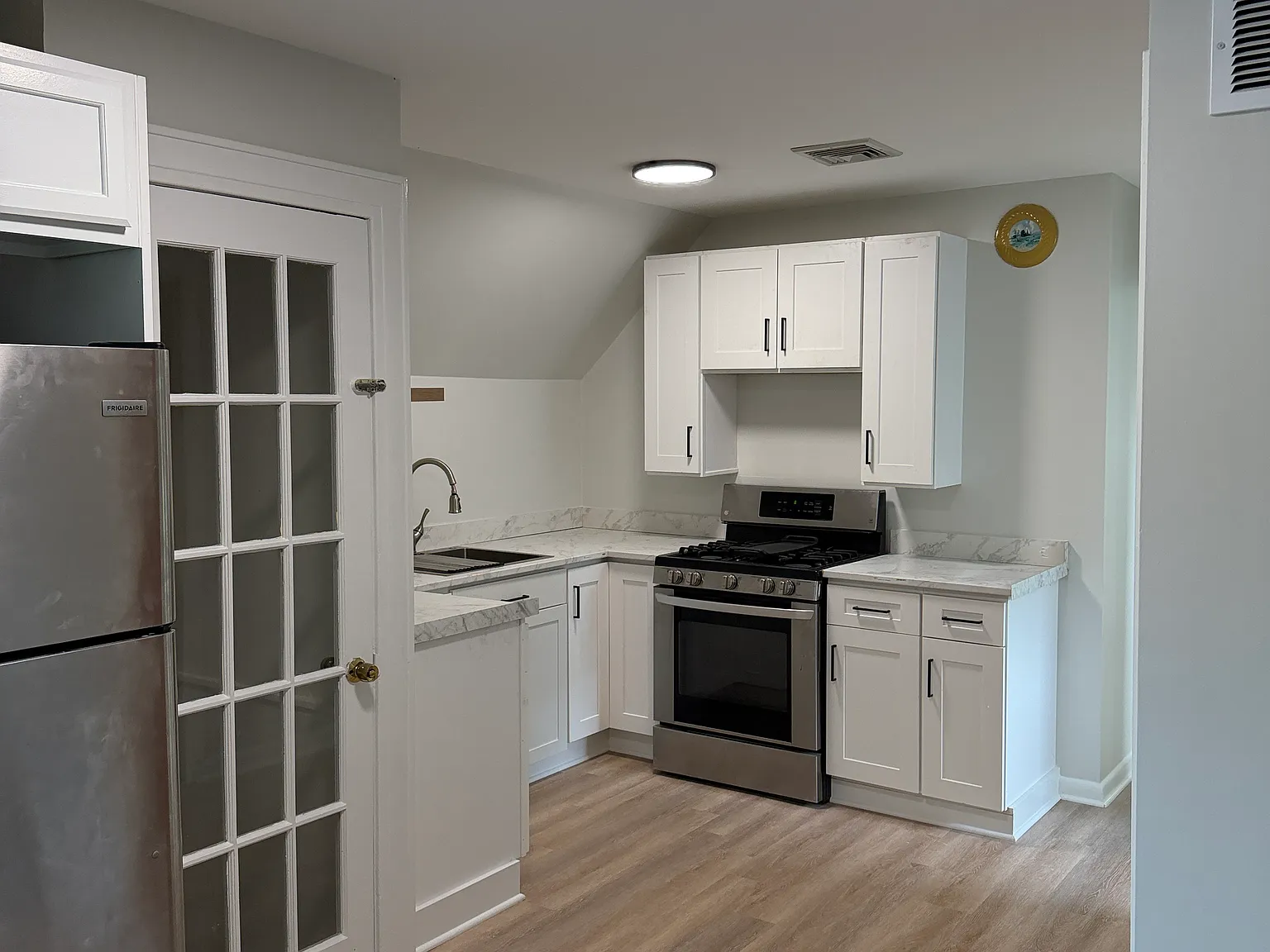 2 bed, 700 sqft, $1,500 — Photo 2