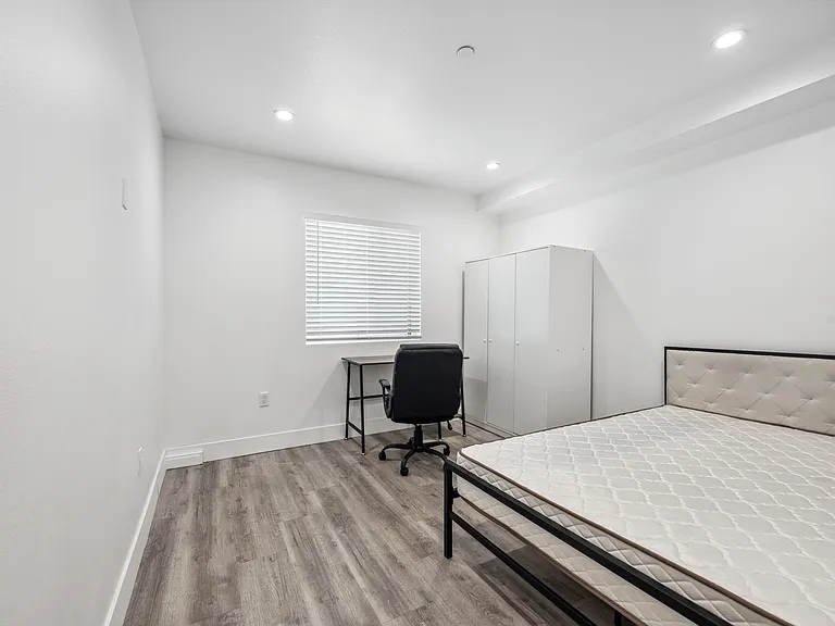 Fully Furnished Housing: 1419 W 35th St — Photo 17