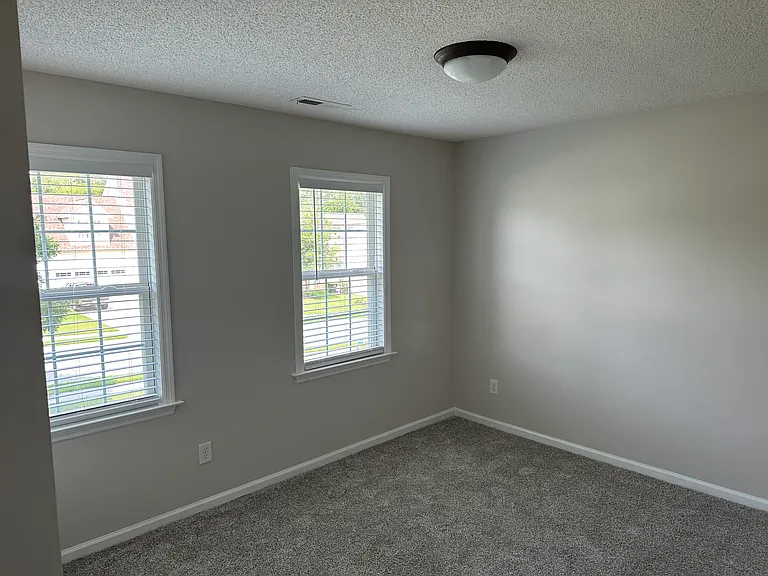 421 Holly Ln — Photo 14