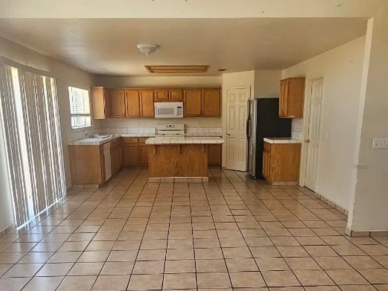 1981 Gordon Verner Cir — Photo 3