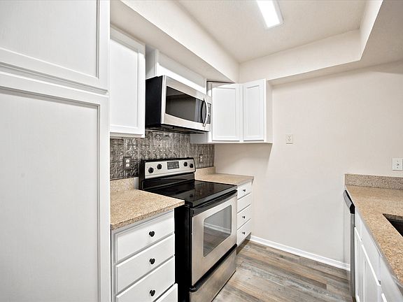 3rd image of 4913 Burlingame Dr