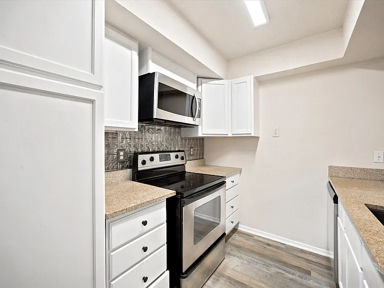 4913 Burlingame Dr — Photo 3