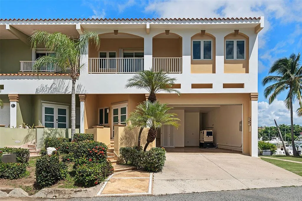 4 bed, 3.5 bath, 4900 sqft, $8,000 — Photo 2