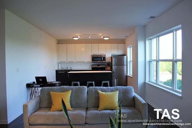 1st image of 1544 W Glenlake Ave APT 3E