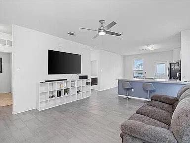 3rd image of 455 Thornless Cir