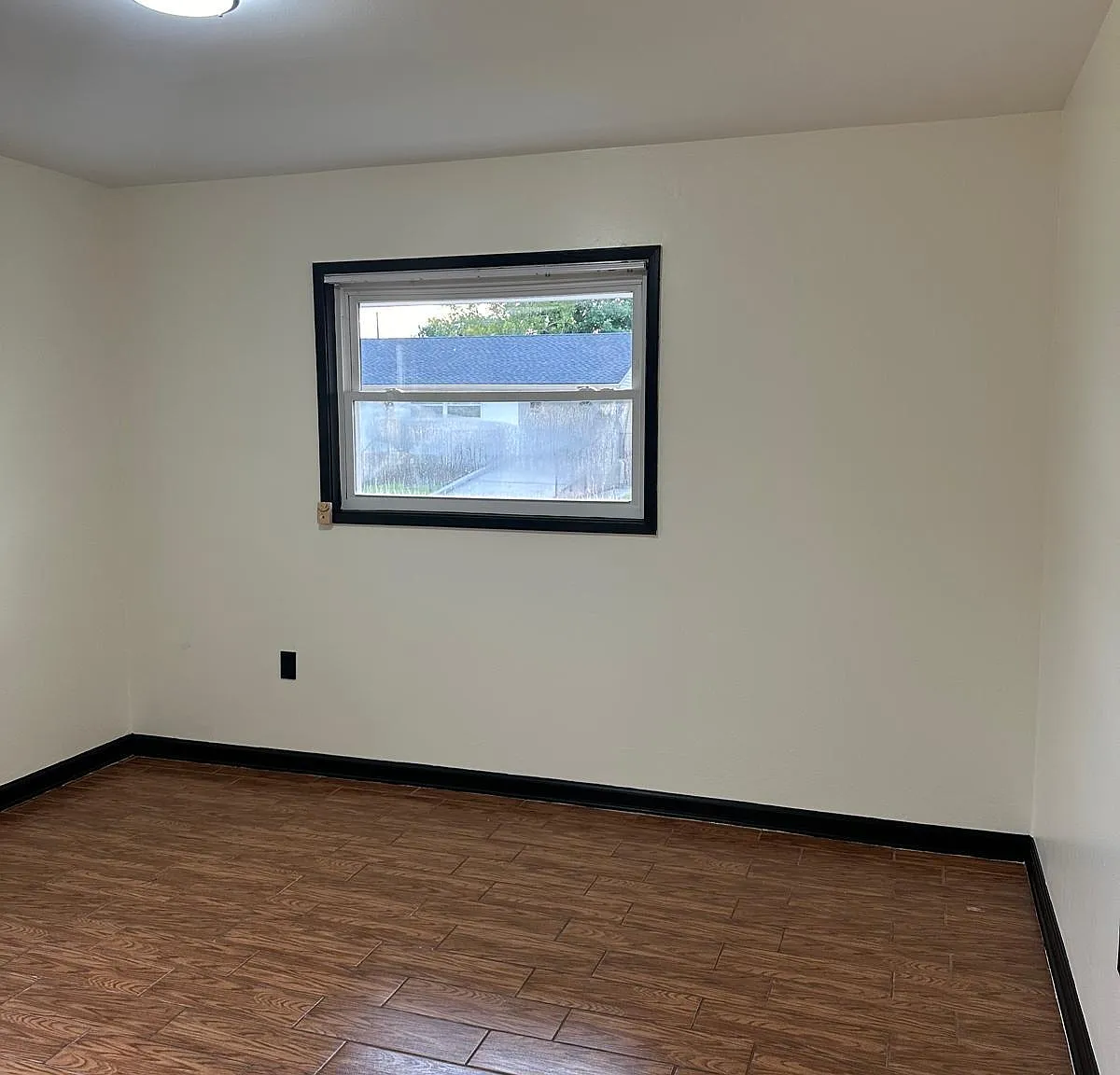 3 bed, 1050 sqft, $1,900 — Photo 2
