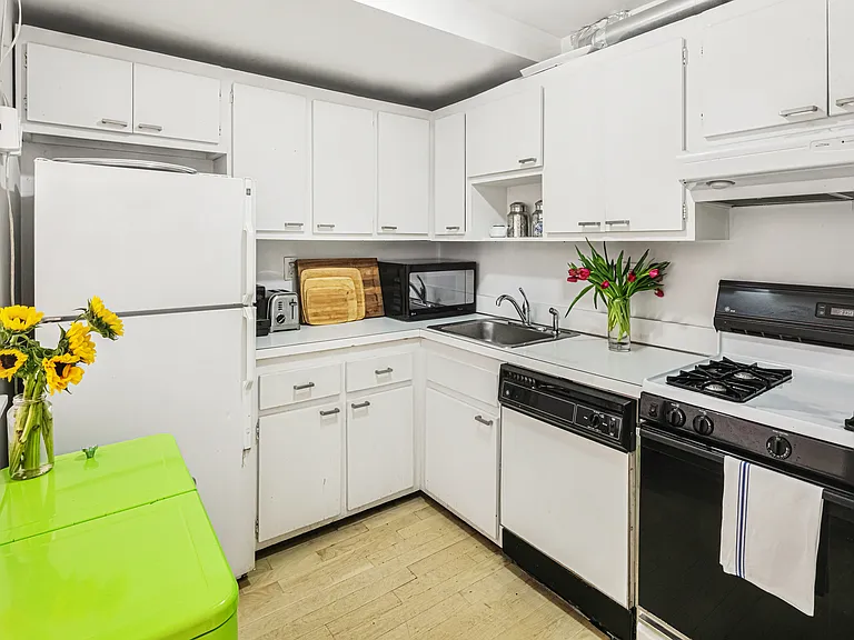 251 W 19th St #1G — Photo 11