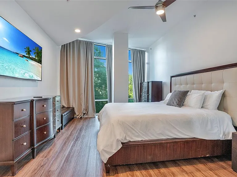 525 E Jackson St #301 — Photo 38
