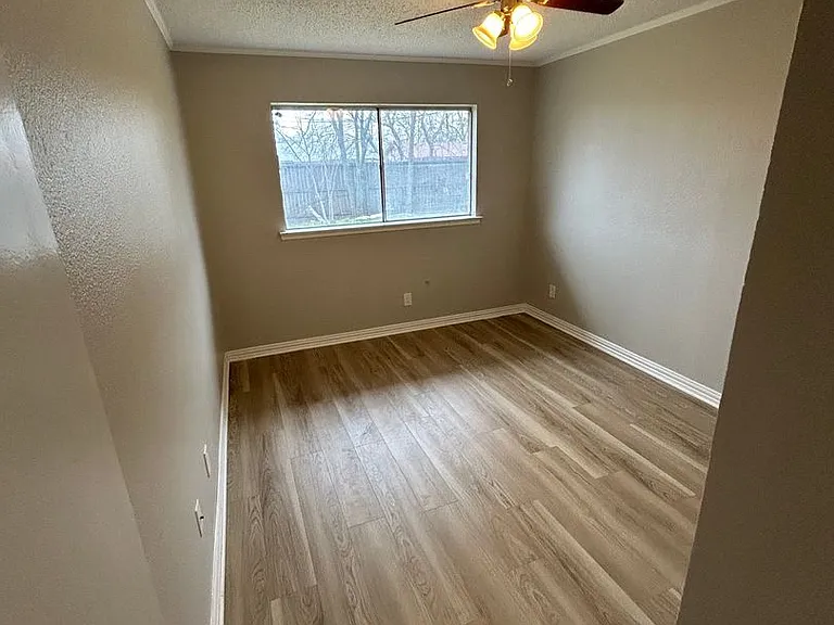 1402 Meadow Way — Photo 2
