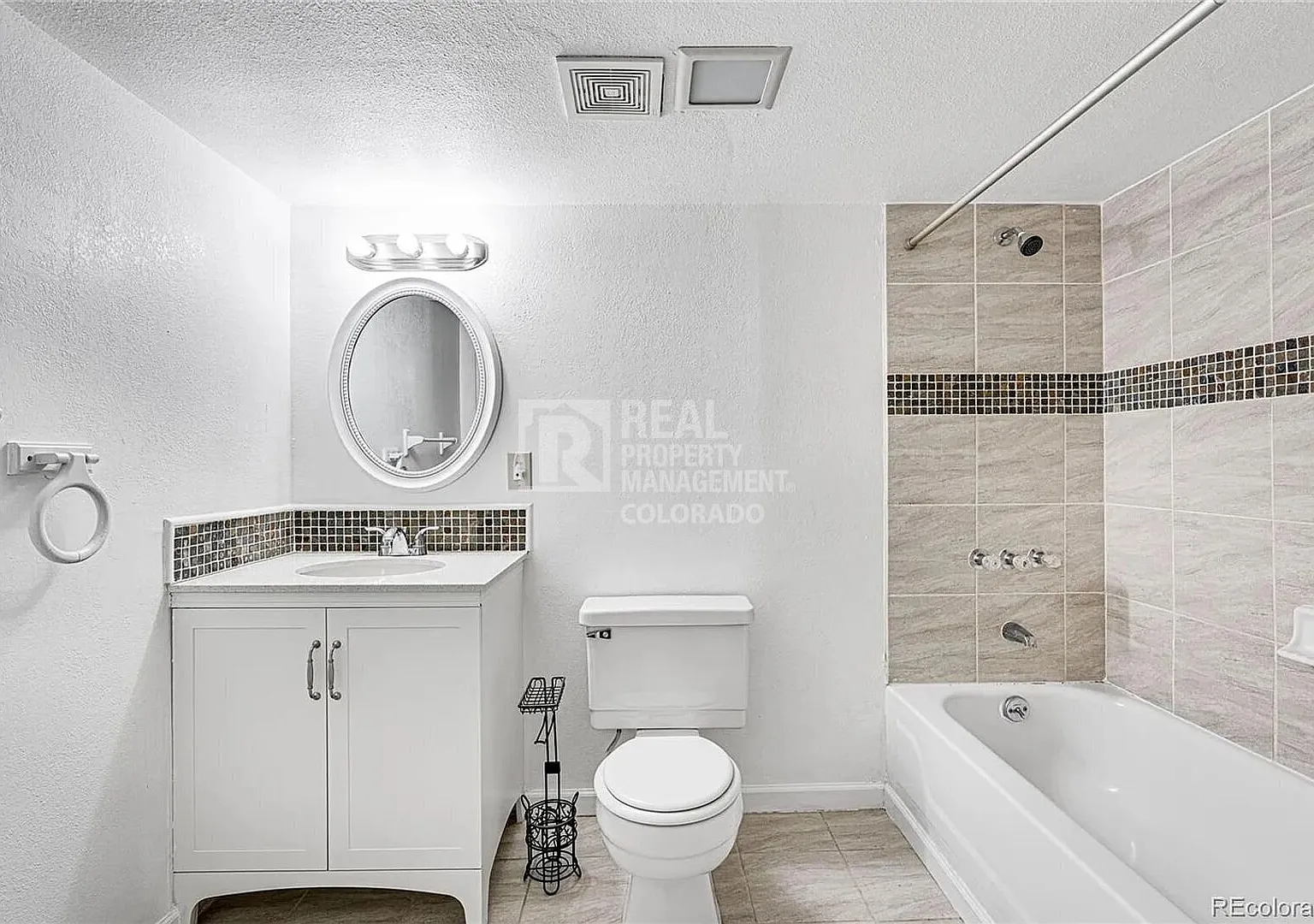 Welcome to this inviting townhome in the desirable Dutch Ridge community! — Photo 3