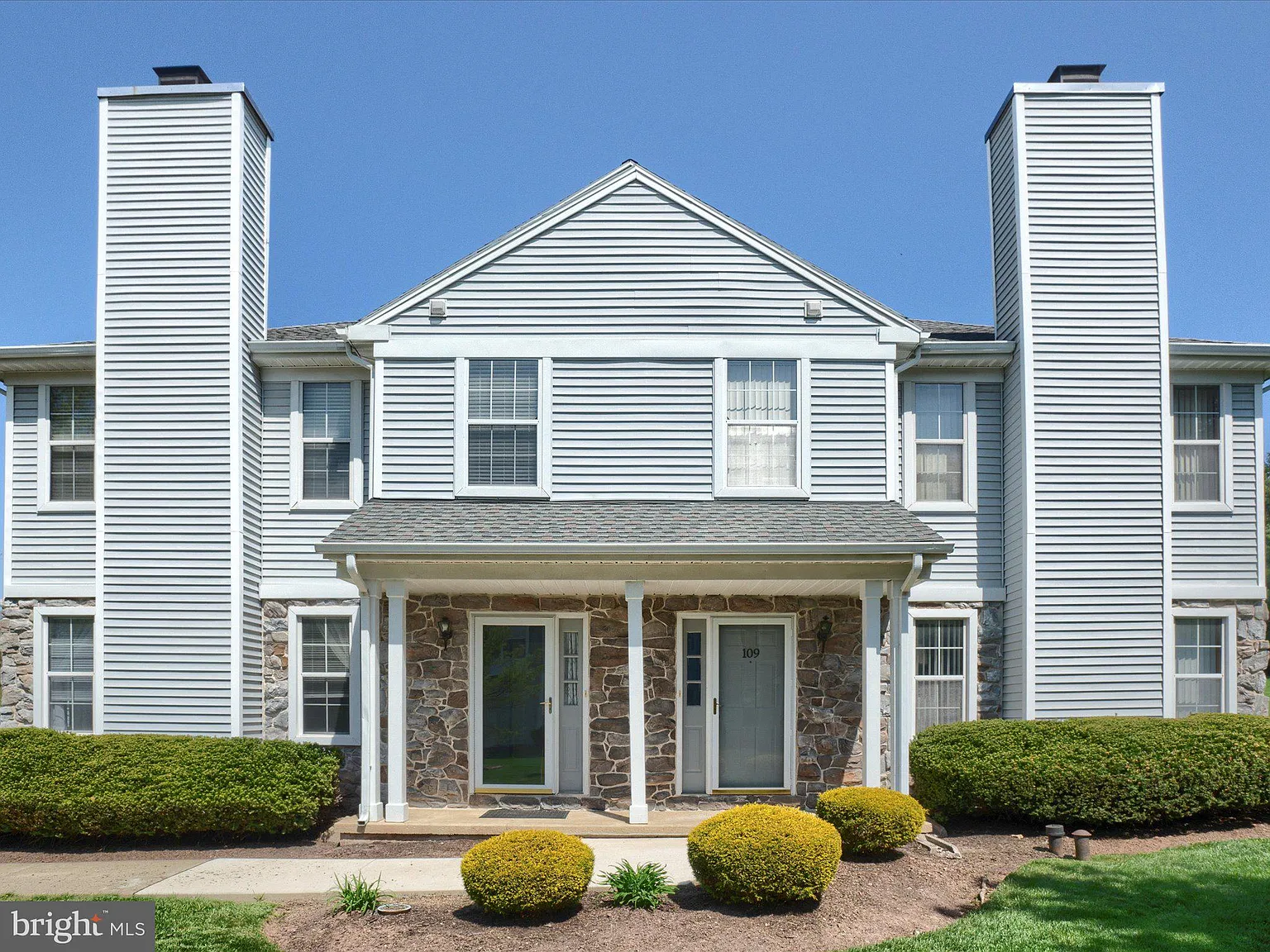 2 bed, 2.5 bath, 1275 sqft, $2,100 — Photo 2