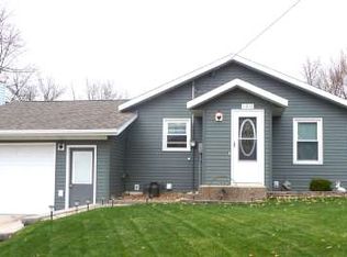 160 9th St, Windom, MN 56101