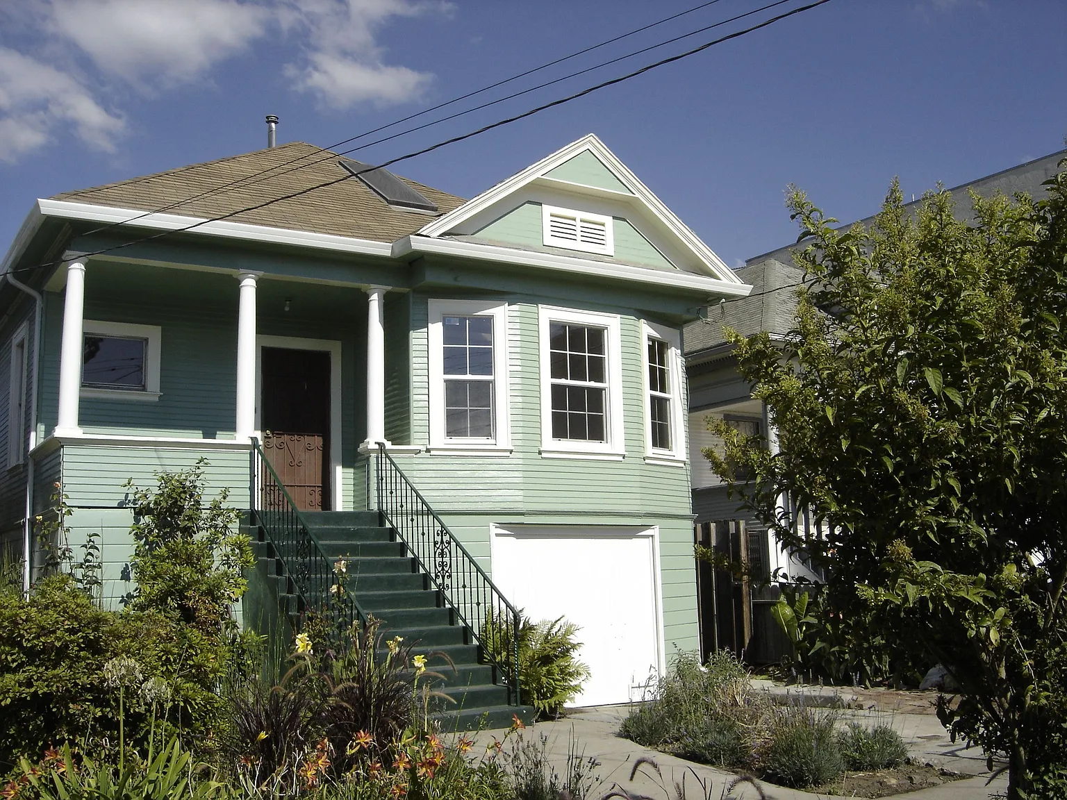 2258 E 15th St photo 1
