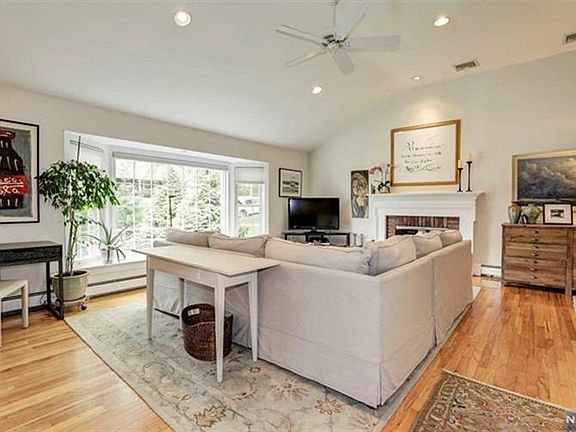 4th image of 832 Woodland Ave