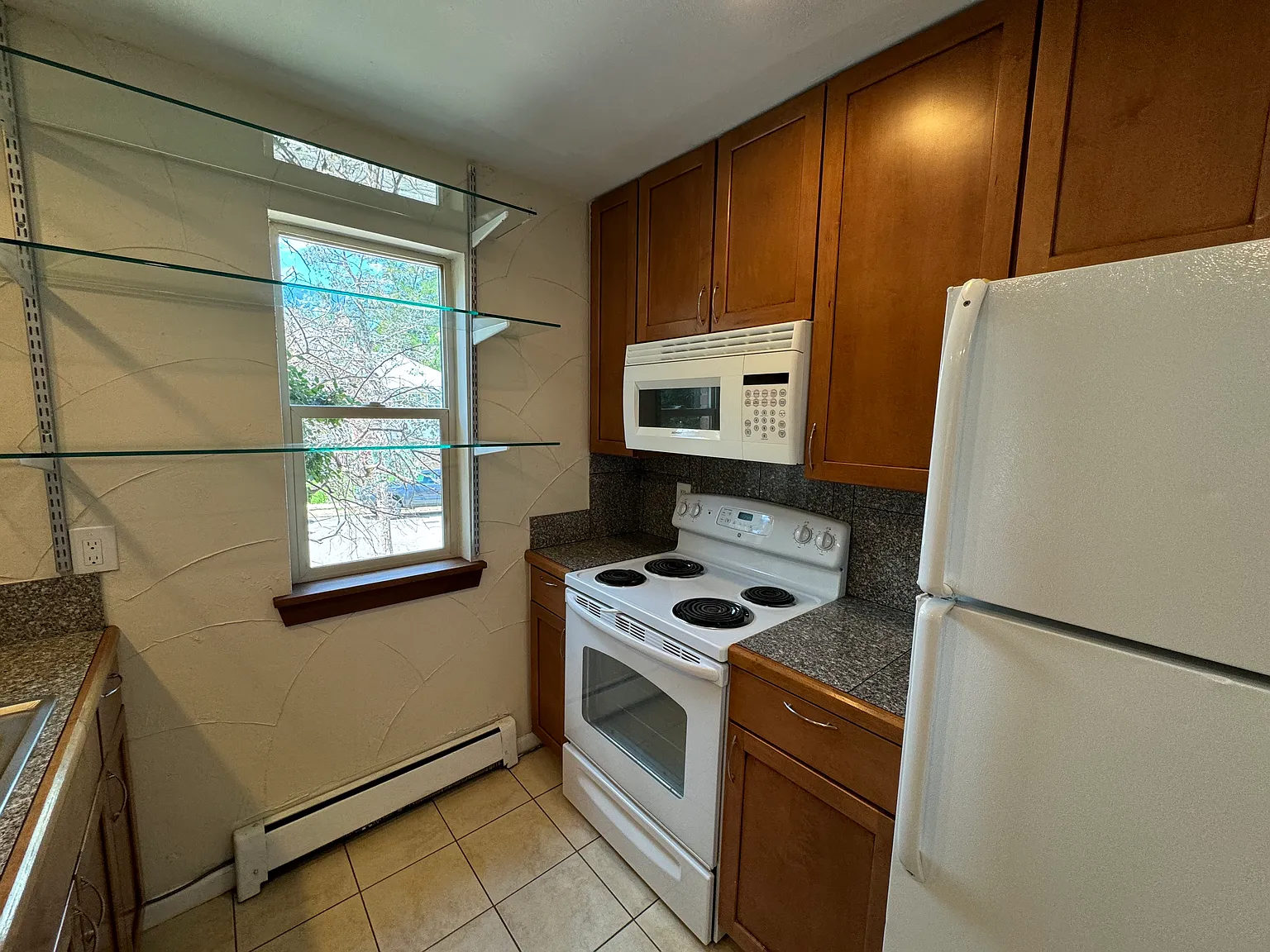 1065 University Ave — Photo 2