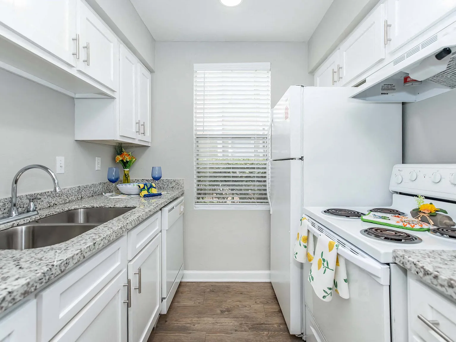 Royal Wildewood Manor Apartments — Photo 1