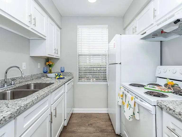 Royal Wildewood Manor Apartments — Photo 1