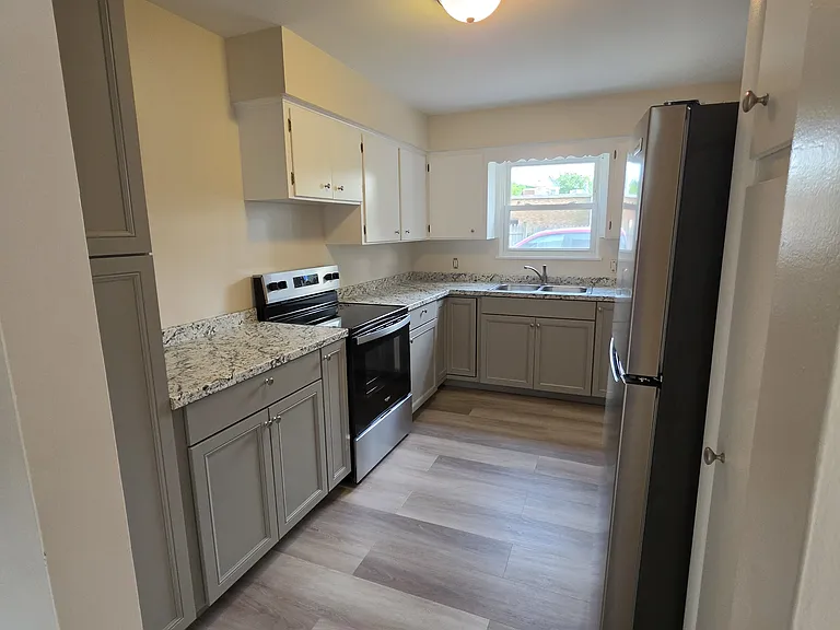 1421 & 1423 Creighton Ave #1421 — Photo 5