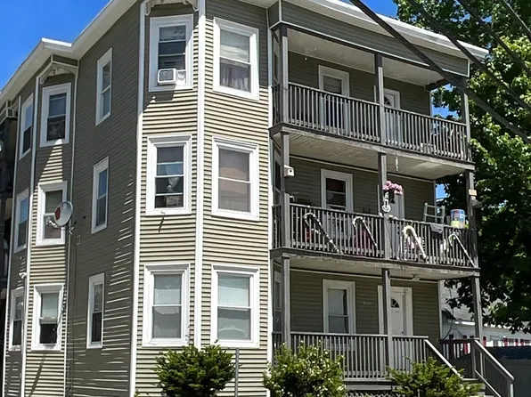 121 Charlton St, Southbridge, MA 01550