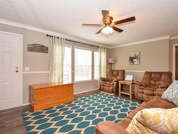 Image 4: Living Room