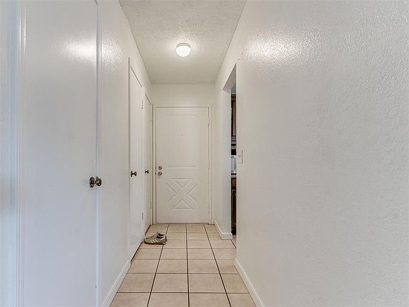 3rd image of 6916 Woodlake Dr