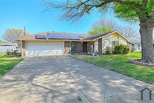 2711 Canary Cir — Photo 1