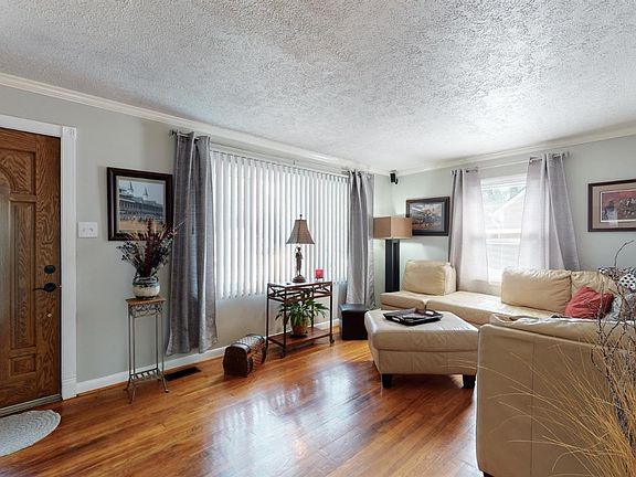 4th image of 222 E Lowry Ln