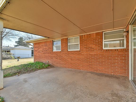 3rd image of 608 SE Moraine Ave