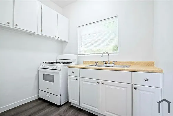 1318 S Pacific Ave — Photo 4
