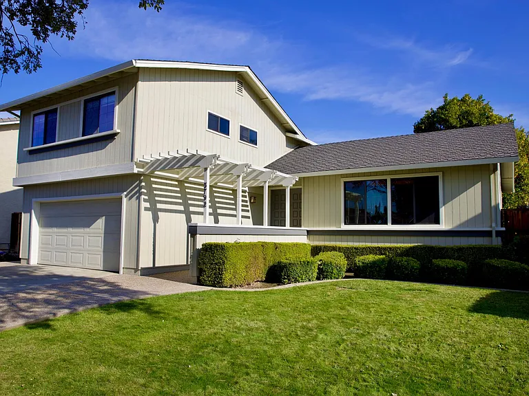 3792 Thousand Oaks Dr — Photo 2