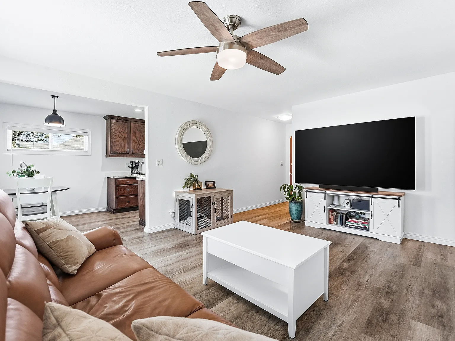 3 bed, 1189 sqft, $3,850 — Photo 2