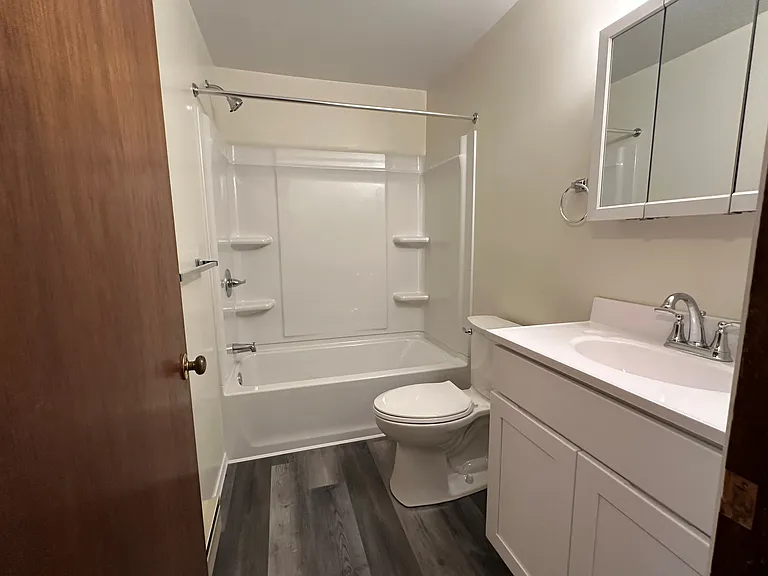 Hallmark Apartments — Photo 11
