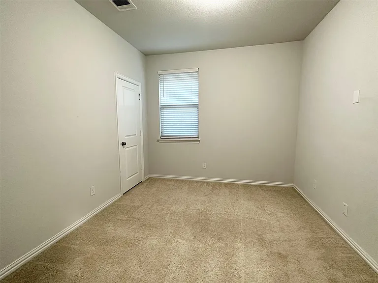 716 Monarch Ln — Photo 8